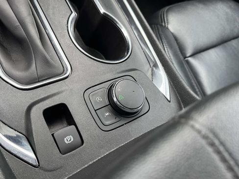 Used 2023 Chevrolet Traverse LT FWD image 34