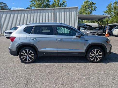 Used 2024 Volkswagen Taos SE image 3