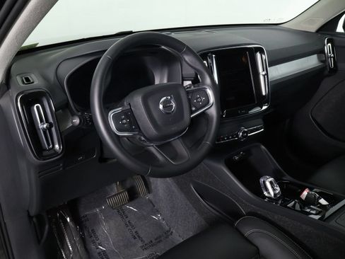 Certified 2025 Volvo XC40 B5 Plus AWD/4WD image 14