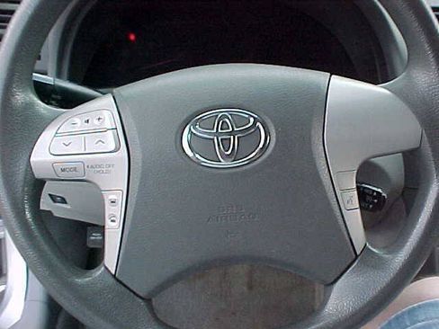 Used 2010 Toyota Camry LE FWD image 58