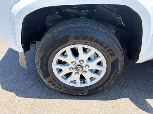 Used 2025 Toyota Tacoma SR5 AWD/4WD image 5