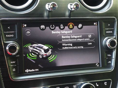 Used 2020 Bentley Bentayga Plug-In Hybrid image 57