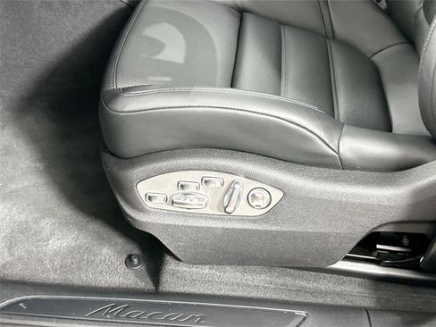 Certified 2025 Porsche Macan Turbo AWD/4WD image 33
