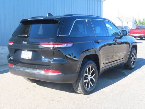 Used 2023 Jeep Grand Cherokee Limited w/ Trailer Tow Prep Group (B) AWD/4WD image 4