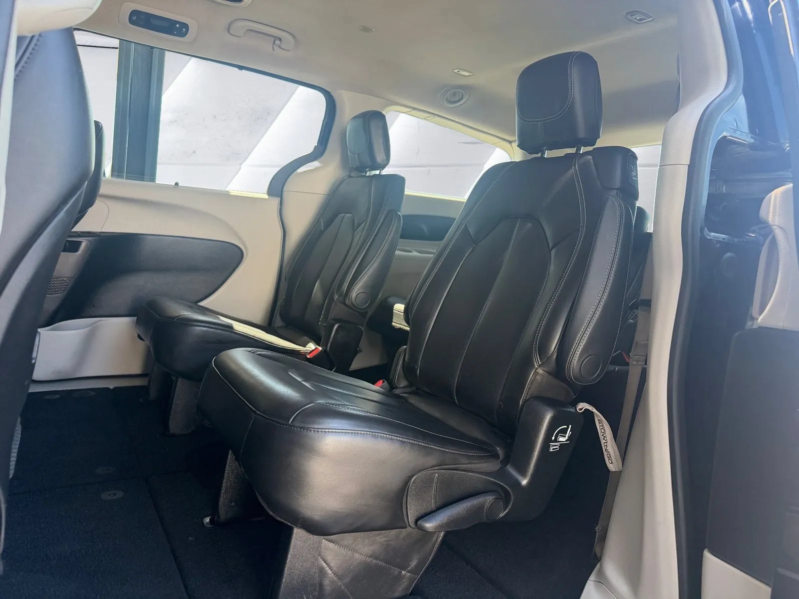 Used 2020 Chrysler Voyager Lxi FWD image 13