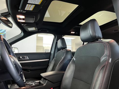 Used 2019 Ford Explorer XLT w/ XLT Sport Appearance Package AWD/4WD image 12