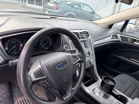 Used 2017 Ford Fusion SE FWD image 14