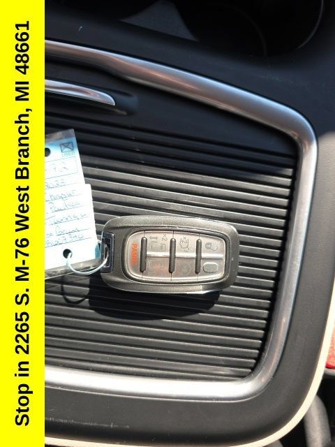Used 2023 Chrysler Pacifica Touring-L FWD image 28