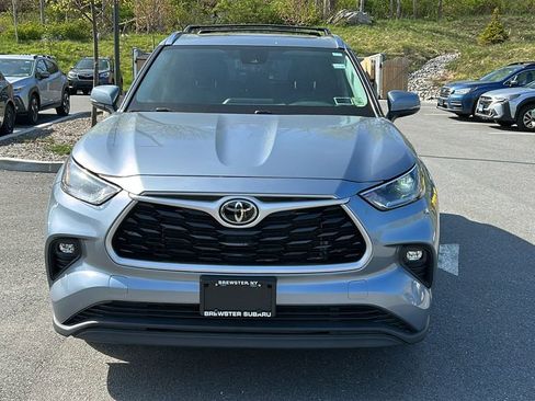 Used 2021 Toyota Highlander XLE AWD/4WD image 2
