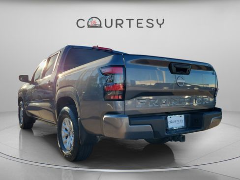 Used 2024 Nissan Frontier SV image 2