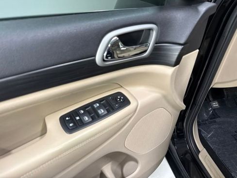 Used 2019 Jeep Grand Cherokee Laredo AWD/4WD image 11