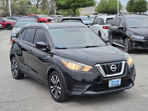 Used 2020 Nissan Kicks SV image 3