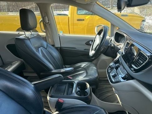 Used 2017 Chrysler Pacifica Touring-L w/ Tire & Wheel Group image 30