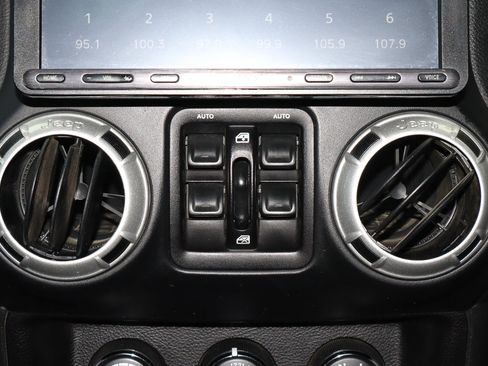 Used 2017 Jeep Wrangler Unlimited Rubicon image 35