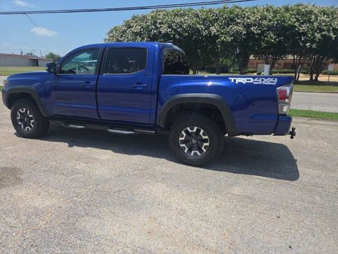 Used 2023 Toyota Tacoma TRD Off-Road w/ TRD Premium Off Road Package AWD/4WD image 10