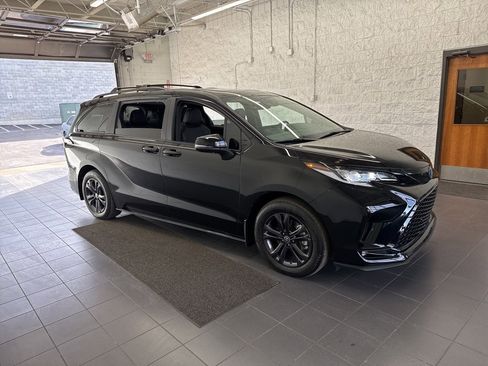 Certified 2025 Toyota Sienna XSE image 1