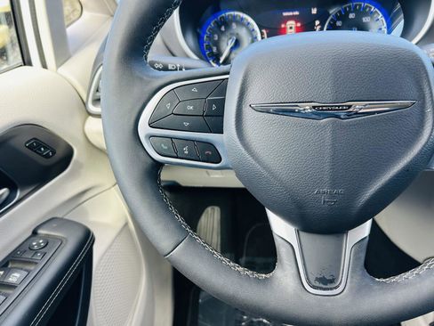 Used 2024 Chrysler Pacifica Touring-L image 17