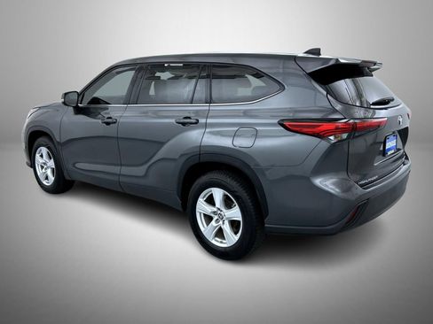 Used 2022 Toyota Highlander L FWD image 7