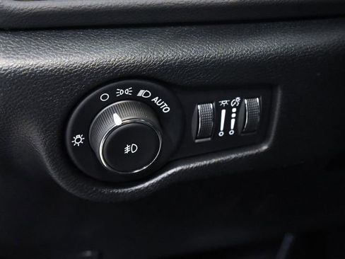 Used 2025 Chrysler Pacifica Select FWD image 19