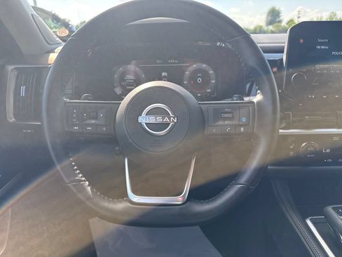 Used 2025 Nissan Pathfinder Platinum FWD image 18
