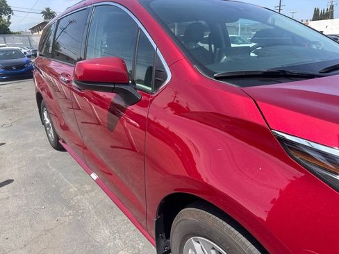 Used 2024 Toyota Sienna XLE w/ XLE Plus Package FWD image 6