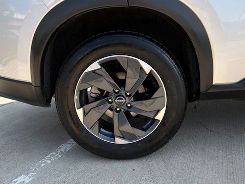 Used 2025 Nissan Rogue SV FWD image 9