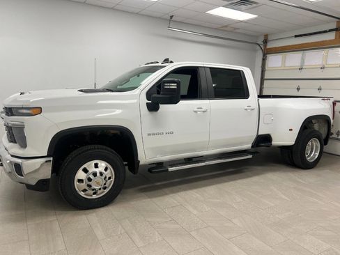 Used 2025 Chevrolet Silverado 3500 LT w/ Safety Package AWD/4WD image 2