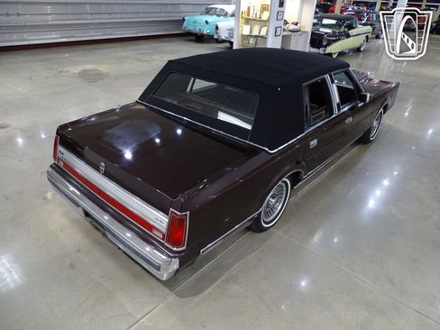 Used 1988 Lincoln Town Car image 14