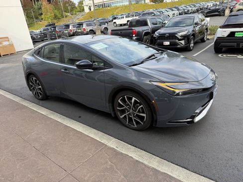 Used 2025 Toyota Prius Plug-In Hybrid FWD image 8