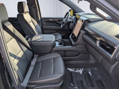 Certified 2025 GMC Yukon Elevation w/ LPO, Elevation Black Package image 8