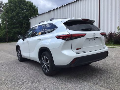 Used 2022 Toyota Highlander XLE AWD/4WD image 5