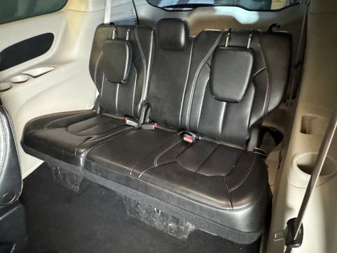 Used 2023 Chrysler Pacifica Touring-L FWD image 21