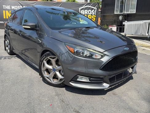Used 2018 Ford Focus ST w/ Equipment Group 401A FWD image 2