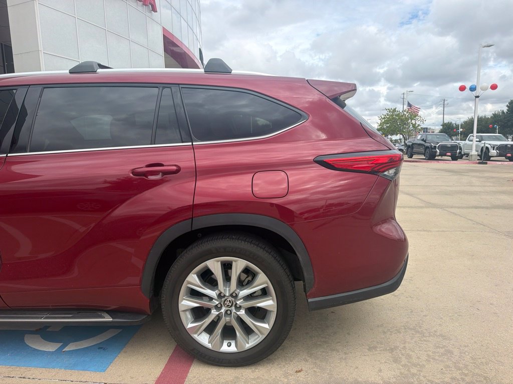 Used 2021 Toyota Highlander Limited FWD image 7