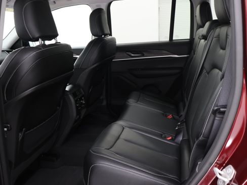 Used 2023 Jeep Grand Cherokee Limited AWD/4WD image 9