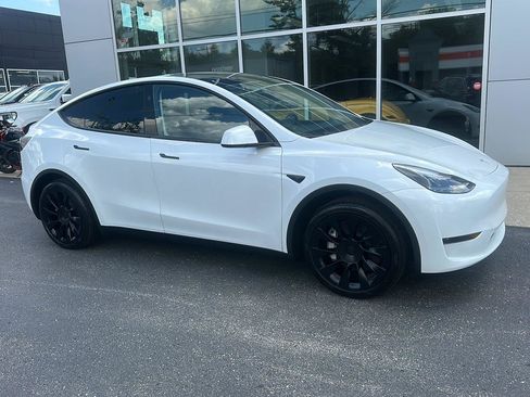 Used 2024 Tesla Model Y Long Range RWD image 1