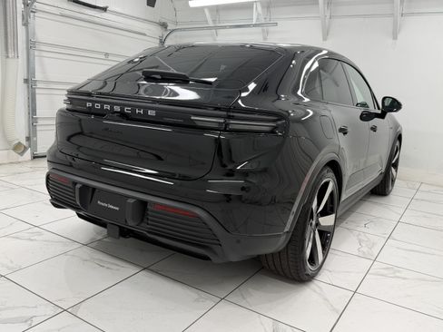 Certified 2025 Porsche Macan Electric RWD image 12