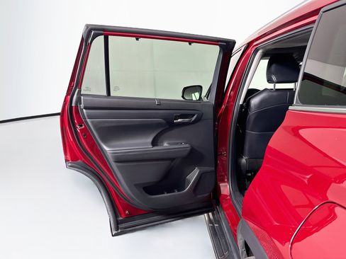 Used 2022 Toyota Highlander XLE FWD image 26
