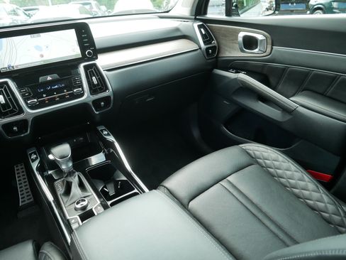 Certified 2023 Kia Sorento SX Prestige AWD/4WD image 11