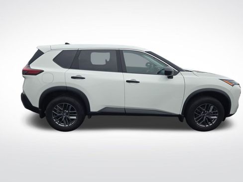 Used 2023 Nissan Rogue S image 2