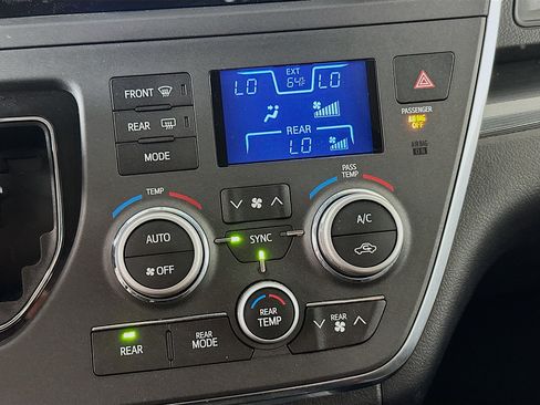 Used 2017 Toyota Sienna SE FWD image 23