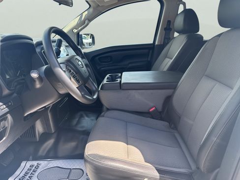 Used 2018 Nissan Titan S AWD/4WD image 13