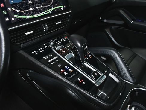 Used 2022 Porsche Cayenne Platinum Edition image 47