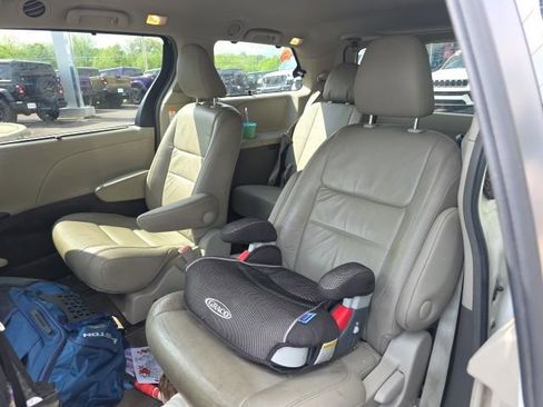 Used 2016 Toyota Sienna XLE Premium AWD/4WD image 12