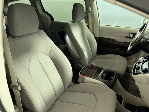 Used 2018 Chrysler Pacifica Touring Plus FWD image 30