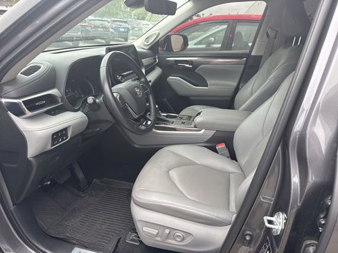 Used 2021 Toyota Highlander Limited AWD/4WD image 3