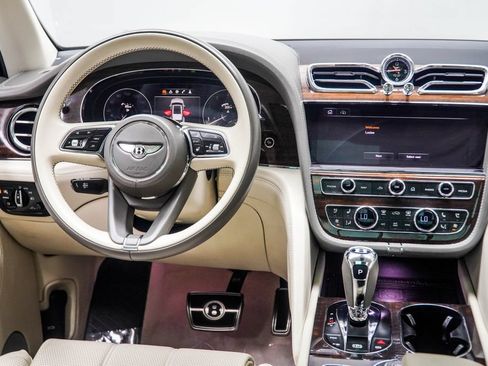 Used 2021 Bentley Bentayga AWD/4WD image 19