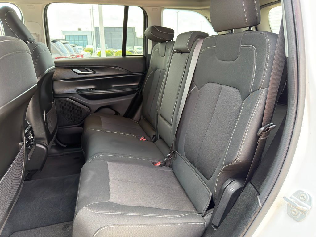 Used 2023 Jeep Grand Cherokee Laredo AWD/4WD image 25