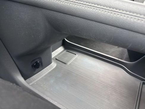 Used 2022 Toyota Sienna Limited image 17