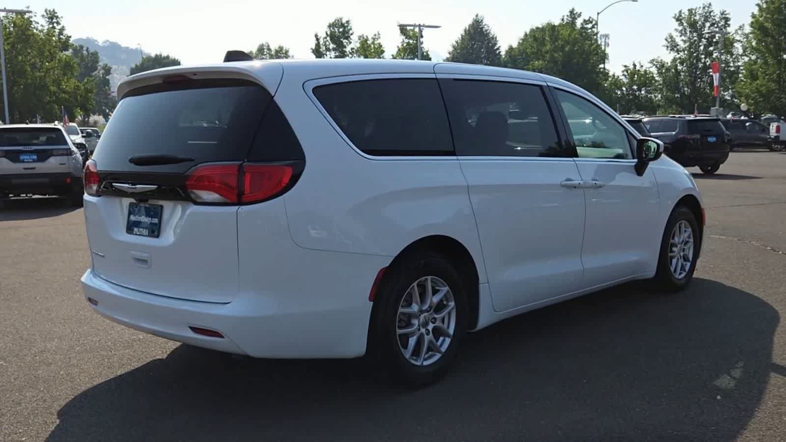Used 2023 Chrysler Voyager LX FWD image 8